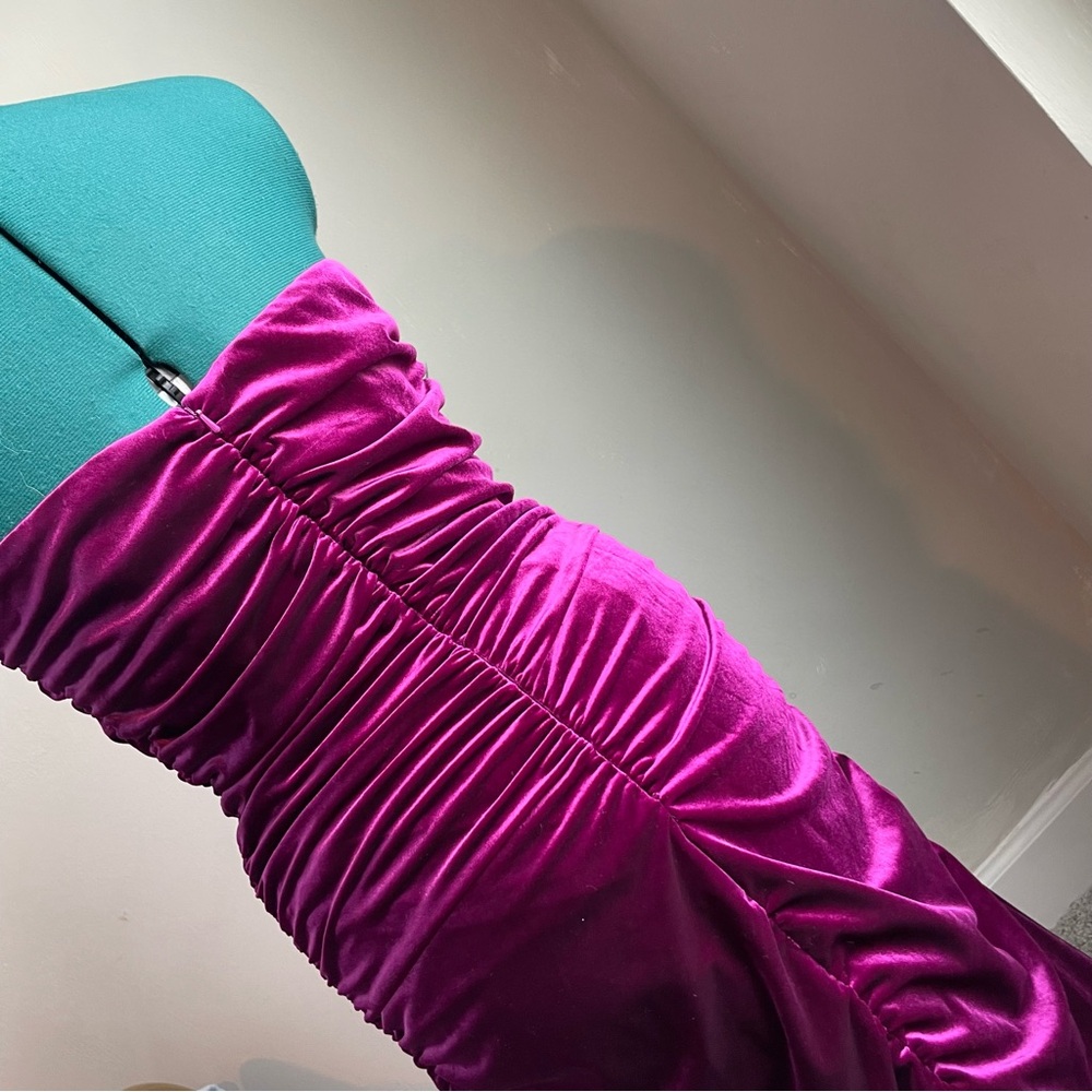 Sherri Hill fucsia purple velvet strapless ruched maxi prom in style 55761 - Picture 3 of 7